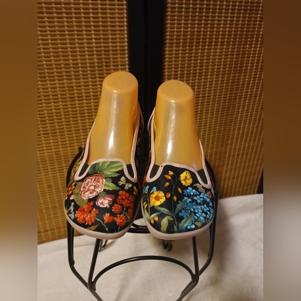 Floral Women's Slip-On Flats - Black